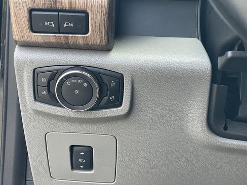 Used 2017 Ford F150 XLT w/ Equipment Group 302A Luxury AWD/4WD image 33