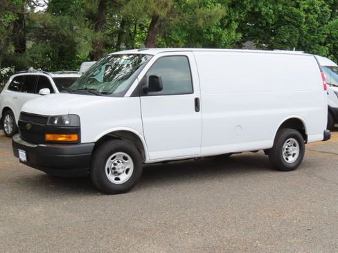 Used 2022 Chevrolet Express 2500 w/ Driver Convenience Package RWD image 2