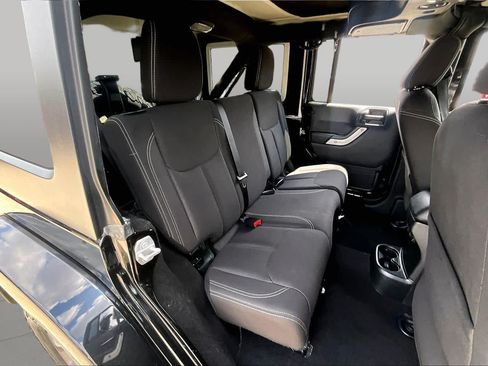Used 2017 Jeep Wrangler Unlimited Sahara w/ Connectivity Group AWD/4WD image 18