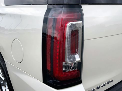 Used 2015 GMC Yukon Denali w/ Touring Package AWD/4WD image 27