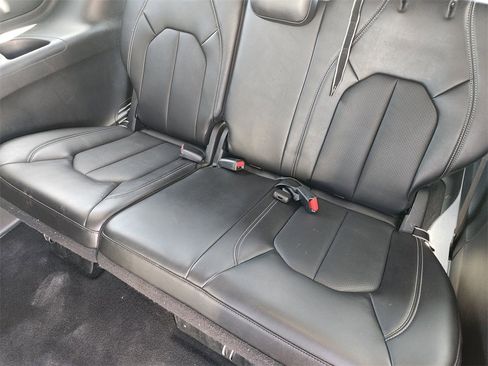 Used 2025 Chrysler Pacifica Select image 32