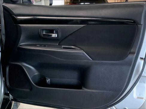 Used 2020 Mitsubishi Outlander ES image 25