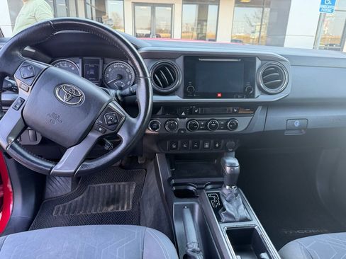 Used 2016 Toyota Tacoma TRD Sport image 5