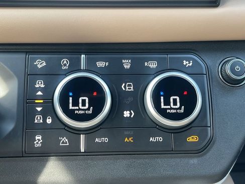 Used 2025 Land Rover Defender 130 X-Dynamic SE AWD/4WD image 28