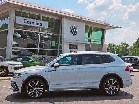 Used 2022 Volkswagen Tiguan SEL R-Line AWD/4WD image 2