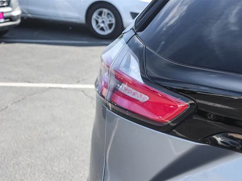 Used 2022 Ford Edge Titanium image 8