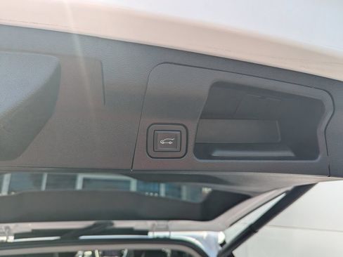 Used 2023 GMC Acadia SLT FWD image 44