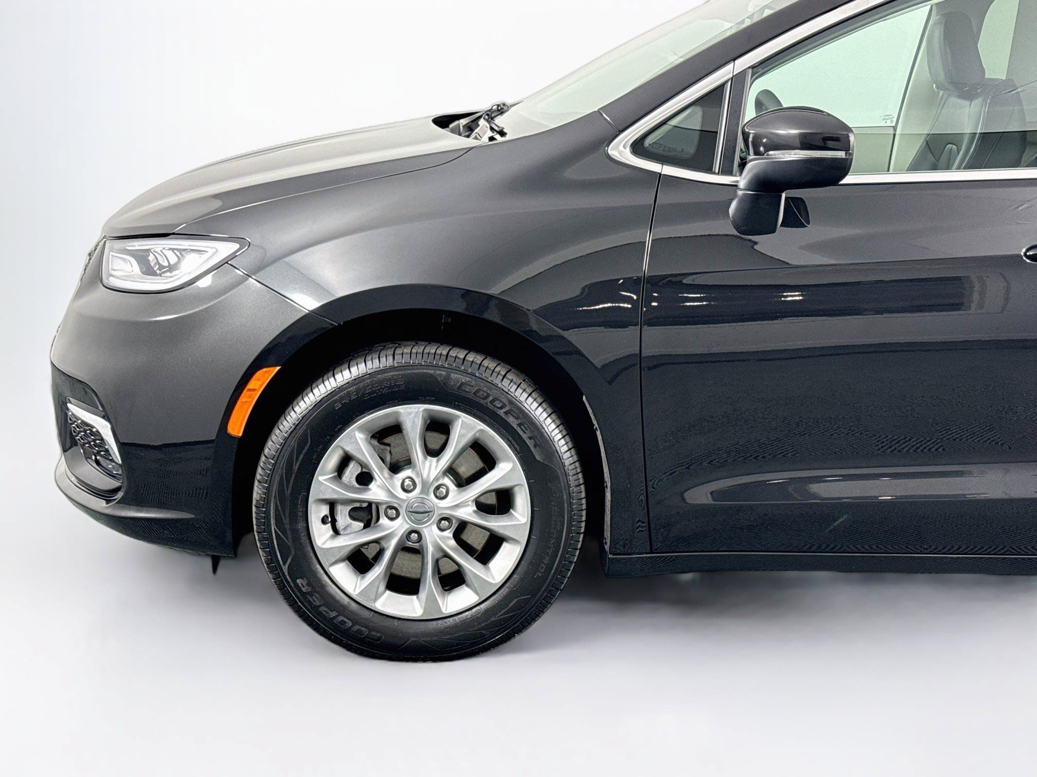 Used 2023 Chrysler Pacifica Touring-L AWD/4WD image 44