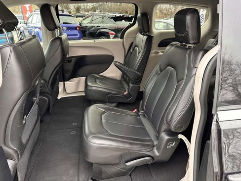 Used 2023 Chrysler Pacifica Touring-L FWD image 13