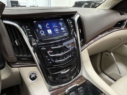 Used 2016 Cadillac Escalade Luxury image 3