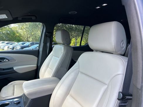 Used 2022 Chevrolet Traverse LT image 16