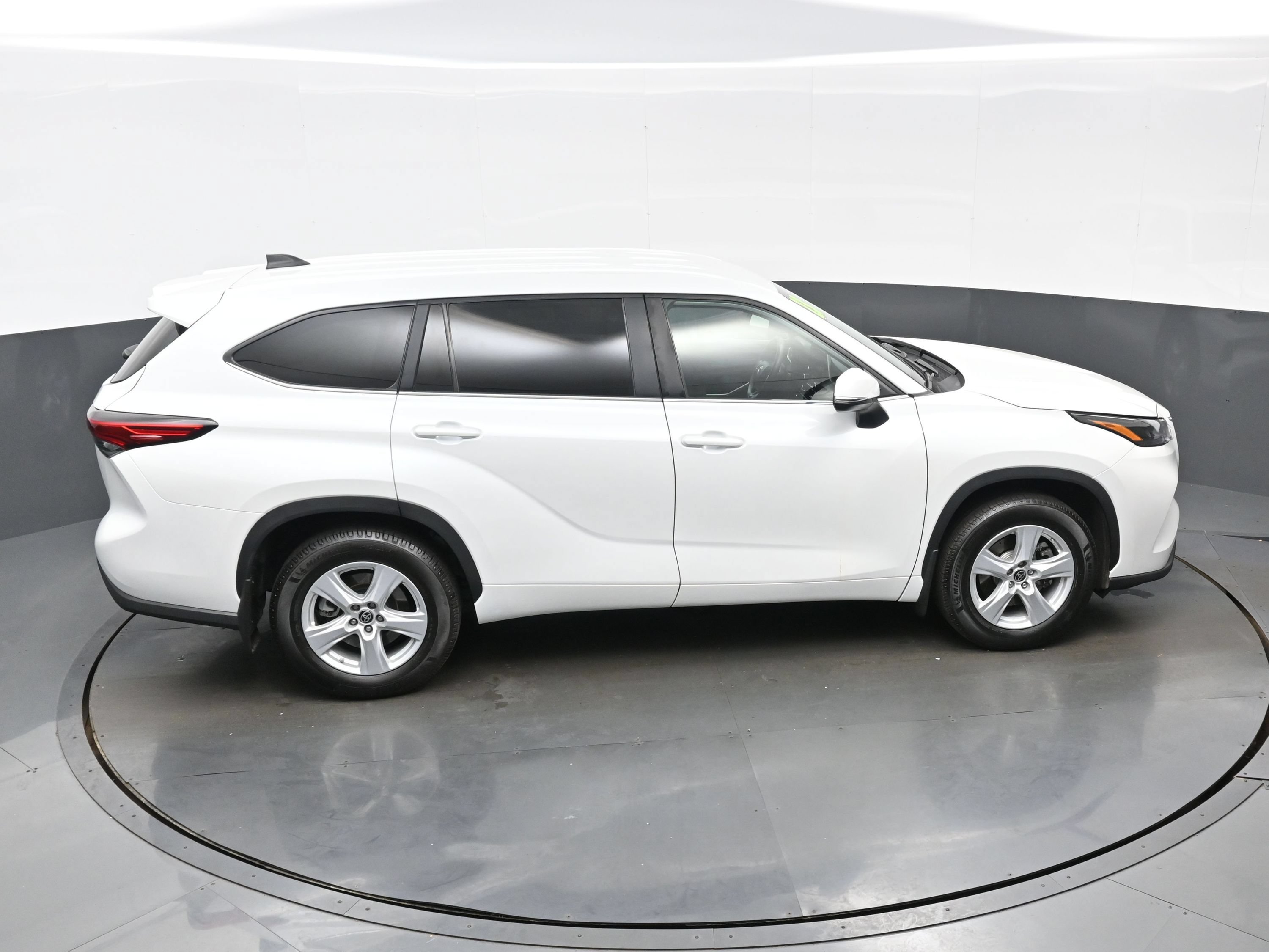 Used 2023 Toyota Highlander L AWD/4WD image 38
