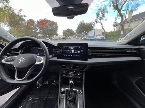 Used 2025 Volkswagen Jetta SE image 31