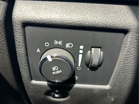 Used 2018 Jeep Grand Cherokee Laredo RWD image 25