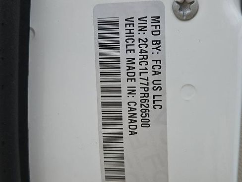 Used 2023 Chrysler Pacifica Touring-L FWD image 30