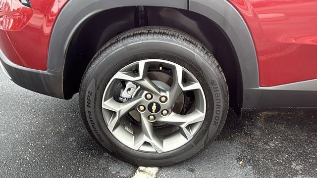 Used 2025 Chevrolet Trax LT w/ LT Convenience Package FWD image 9