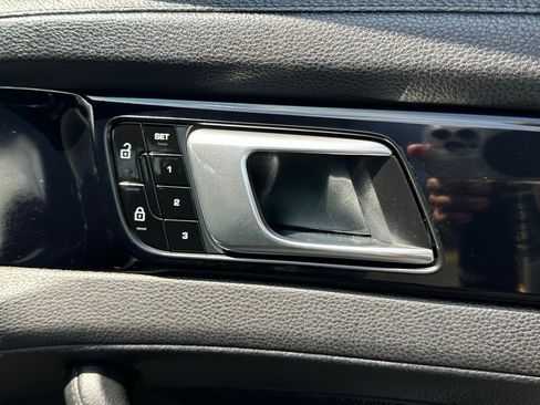 Used 2019 Porsche Panamera image 40