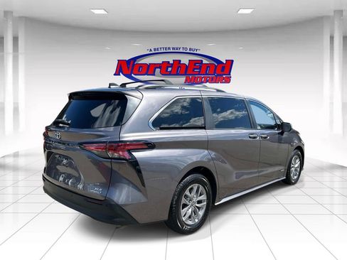 Used 2021 Toyota Sienna XLE w/ XLE Plus Package FWD image 3