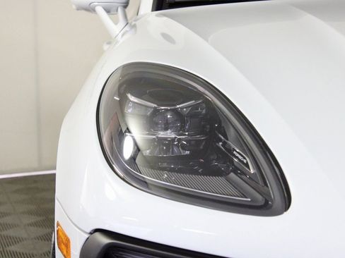 Used 2026 Porsche Macan image 11