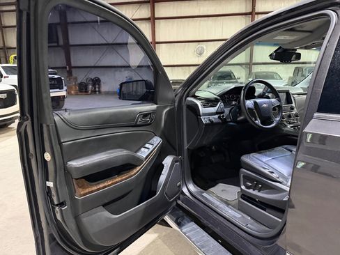 Used 2018 Chevrolet Tahoe LT w/ LT Signature Package RWD image 12