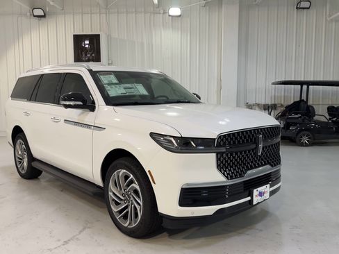 New 2026 Lincoln Navigator Premiere AWD/4WD image 3