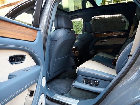 Used 2025 Bentley Bentayga AWD/4WD image 19