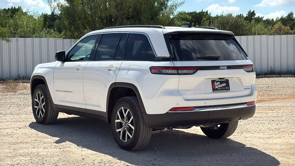 New 2027 Jeep Grand Cherokee Laredo RWD image 5