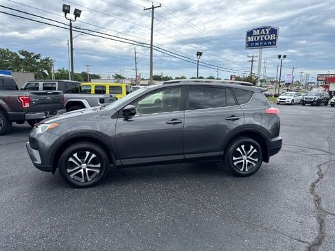 Used 2017 Toyota RAV4 LE AWD/4WD image 2