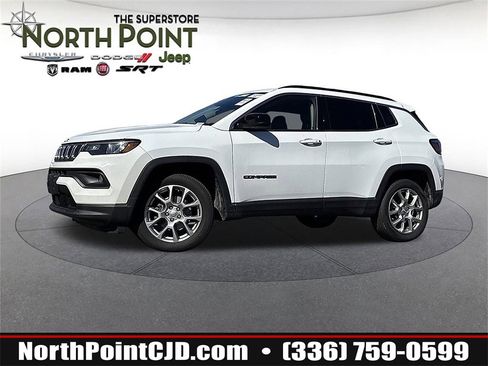 Certified 2022 Jeep Compass Latitude image 2
