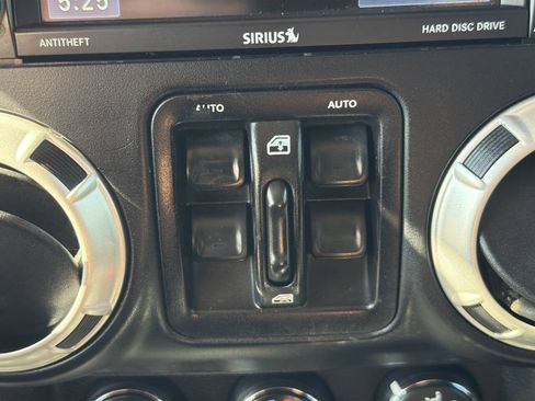 Used 2017 Jeep Wrangler Unlimited Sahara w/ Connectivity Group AWD/4WD image 30