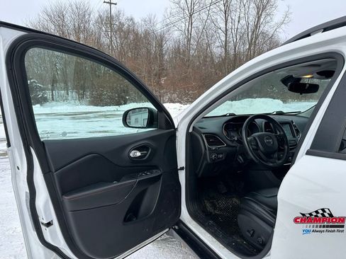 Used 2019 Jeep Cherokee Trailhawk w/ Cold Weather Group image 12