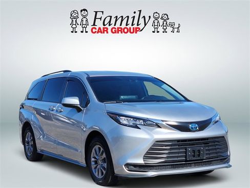 Certified 2022 Toyota Sienna LE image 2