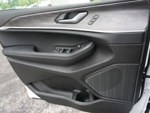 New 2025 Jeep Grand Cherokee L Limited w/ Luxury Tech Group II image 18