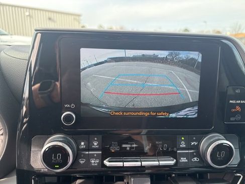 Used 2024 Toyota Highlander LE image 16