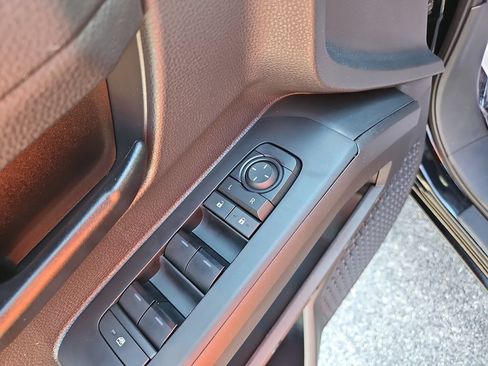 Used 2025 Toyota Tacoma SR5 AWD/4WD image 12