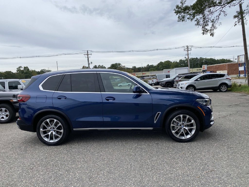 Used 2021 BMW X5 xDrive40i w/ Premium Package 2 AWD/4WD image 2