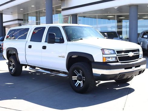 Used 2007 Chevrolet Silverado 2500 W/T w/ Heavy-Duty Power Package AWD/4WD image 8