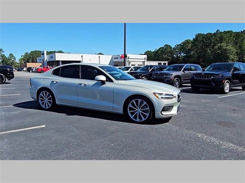 Used 2020 Volvo S60 T5 Momentum image 35
