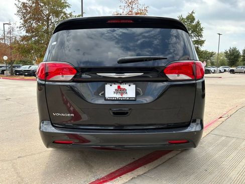 Used 2023 Chrysler Voyager LX FWD image 7