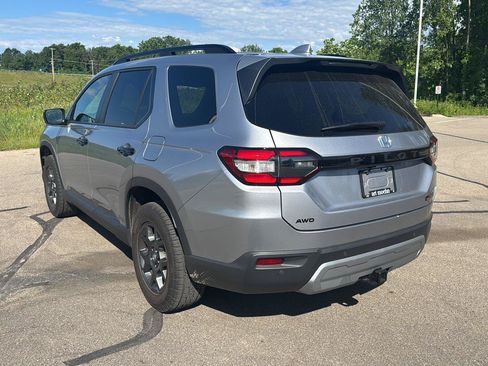 Used 2025 Honda Pilot TrailSport image 3