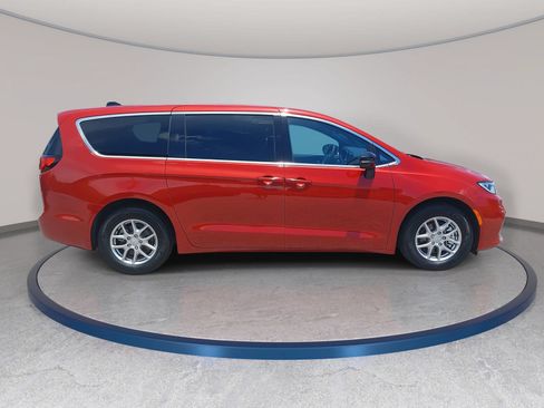 New 2026 Chrysler Pacifica Select FWD image 4