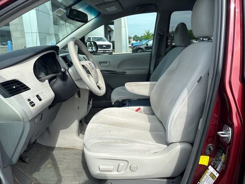 Used 2012 Toyota Sienna LE FWD image 10