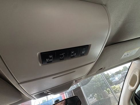 Used 2010 Chrysler Town & Country Touring FWD image 42