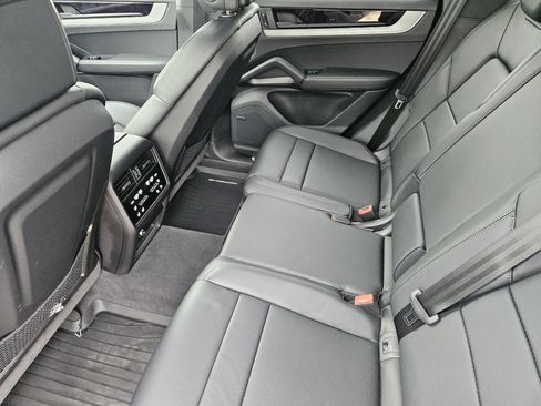 Used 2025 Porsche Cayenne AWD/4WD image 28