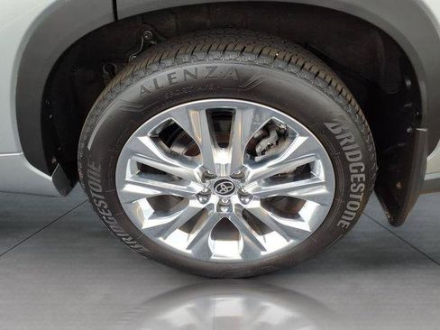 Certified 2024 Toyota Highlander Limited AWD/4WD image 28