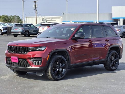 Used 2023 Jeep Grand Cherokee Altitude image 3