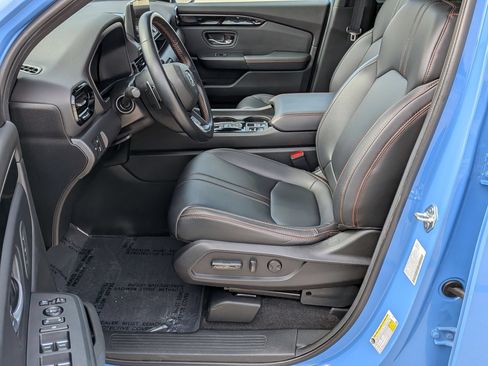 Used 2025 Honda Pilot TrailSport image 11