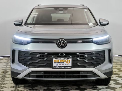 Used 2025 Volkswagen Tiguan SE w/ Panoramic Sunroof Package image 4