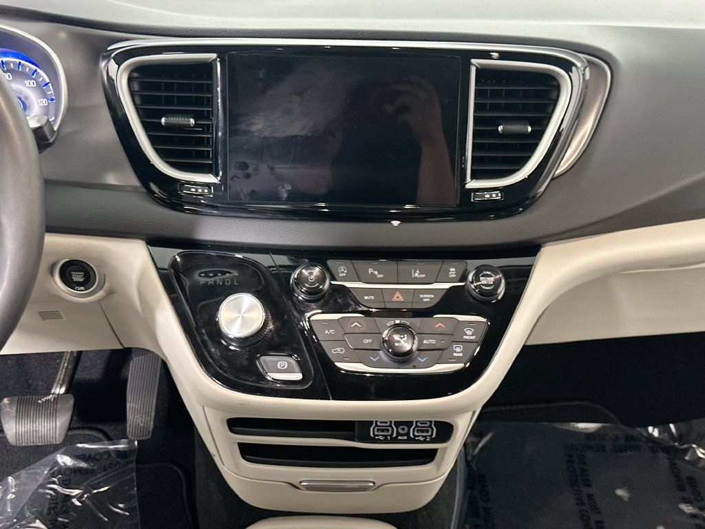 Used 2024 Chrysler Pacifica Touring-L FWD image 20