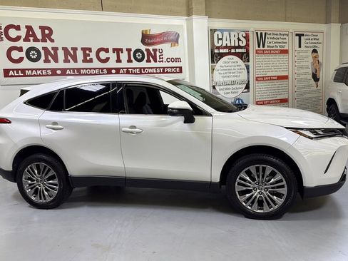 Used 2022 Toyota Venza XLE image 9
